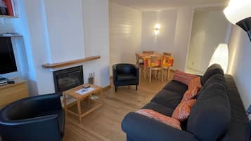 Fernseher, Kamin, Stereoanlage