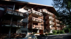 Exterior - 50 metres from the cable car, apartment with balcony, private collective parking, WIFI (Anzère)