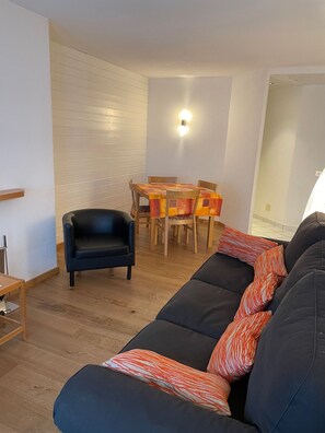 Fernseher, Kamin, Stereoanlage