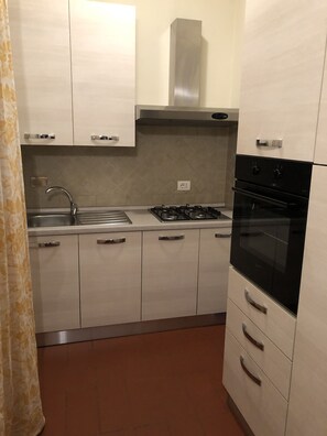 Kühlschrank, Ofen, Herdplatte, Geschirrspüler