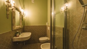 Un baño con lavabo, inodoro y ducha.