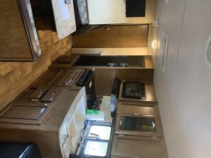 Fridge, microwave, stovetop, coffee/tea maker - A camper down by the river (Tampa)