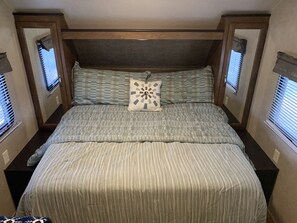 Free WiFi, bed sheets - A camper down by the river (Tampa)