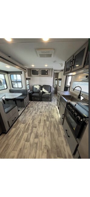 Fridge, microwave, oven, stovetop - A camper down by the river (Tampa)