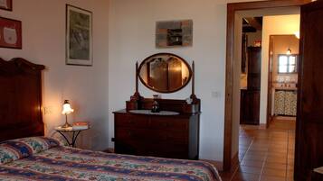 2 camere, una scrivania, ferro/asse da stiro, culla da viaggio