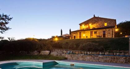Large apartment with garden in an old farmhouse with swimming pool