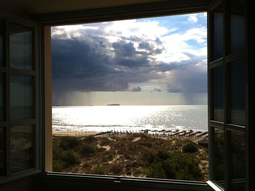 große Terrasse mit Meerblick und die Sanddünen