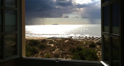 große Terrasse mit Meerblick und die Sanddünen