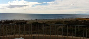 grande terrasse avec vue sur la mer et les dunes de sable