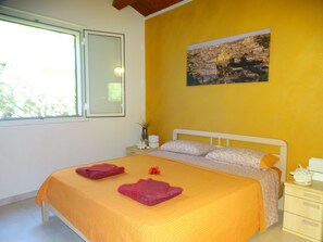 2 bedrooms, iron/ironing board, travel cot, free WiFi - Nice centrally located bungalow directly on the sandy beach  (Marina di Modica)