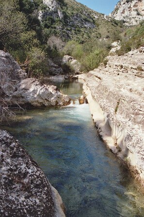 On the beach, sun-loungers - Nice centrally located bungalow directly on the sandy beach  (Marina di Modica)