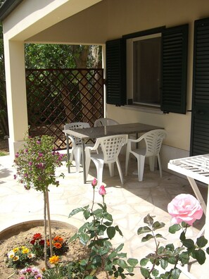 Outdoor dining - Nice centrally located bungalow directly on the sandy beach  (Marina di Modica)