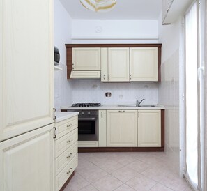 Frigorifero, microonde, forno, piano cottura