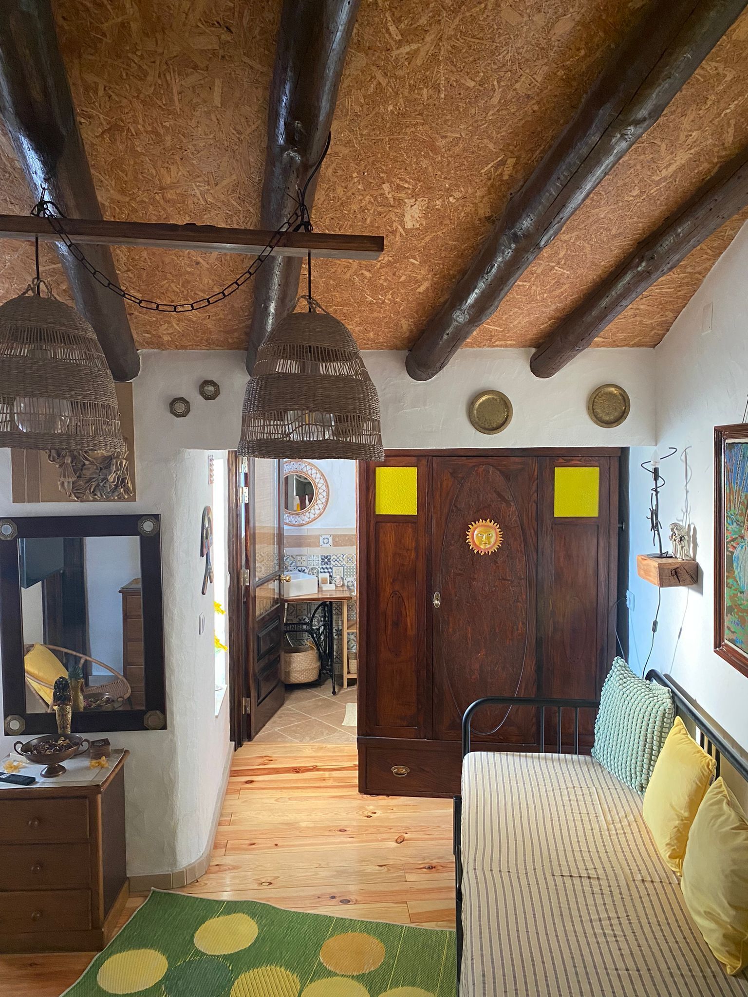 1 habitación, tabla de planchar con plancha y cuna de viaje 