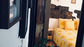 1 habitación, tabla de planchar con plancha y cuna de viaje