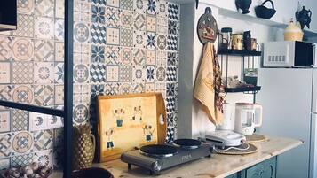 Refrigerador, microondas, placa de cocina, cafetera/tetera