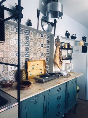 Fridge, microwave, stovetop, coffee/tea maker