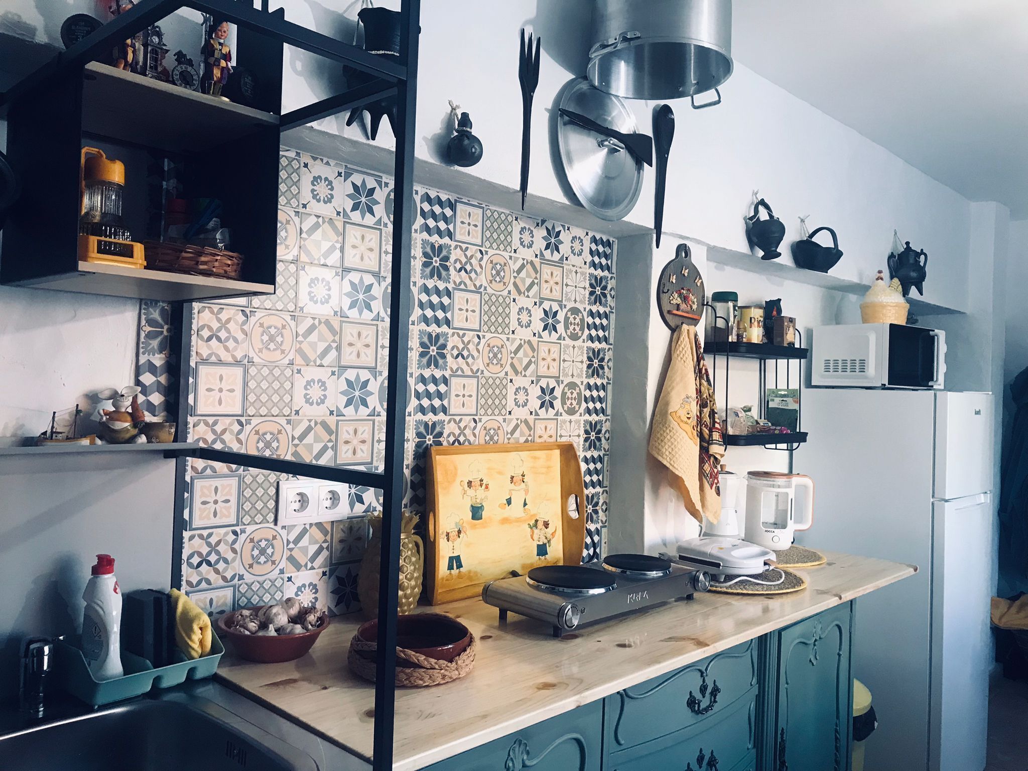 Refrigerador, microondas, parrilla de estufa y cafetera y tetera 