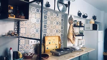 Frigorifero, microonde, piano cottura, macchina per tè/caffè