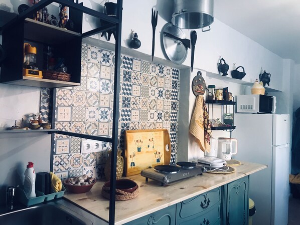 Refrigerador, microondas, placa de cocina, cafetera/tetera