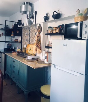 Refrigerador, microondas, parrilla de estufa y cafetera y tetera 