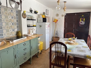 Réfrigérateur, micro-ondes, plaque de cuisson, cafetière/bouilloire