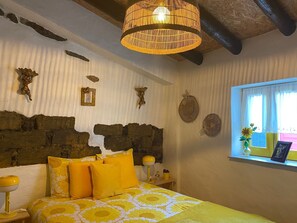 1 habitación, tabla de planchar con plancha y cuna de viaje 