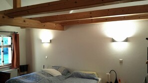 2 bedrooms, iron/ironing board, WiFi