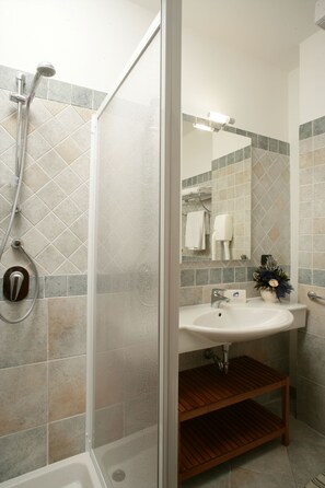 Shower, hair dryer, bidet, towels - Ginestra apartment a few steps from the sea (Deiva Marina)