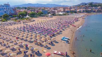 Una spiaggia nelle vicinanze, lettini da mare