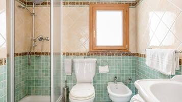 Dusche, Haartrockner, Bidet, Handtücher
