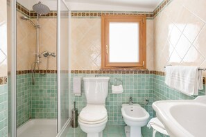 Regadera, secadora de cabello, bidet, toallas 