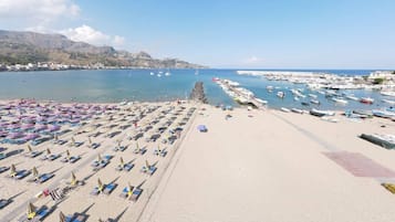 Una spiaggia nelle vicinanze, lettini da mare