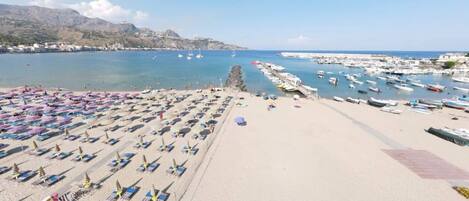 Una playa cerca, sillas reclinables de playa