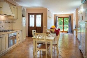 Frigorífico, horno, placa de cocina y utensilios de cocina