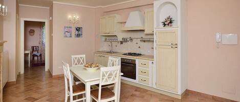 Kühlschrank, Ofen, Herdplatte, Kochgeschirr/Geschirr/Besteck