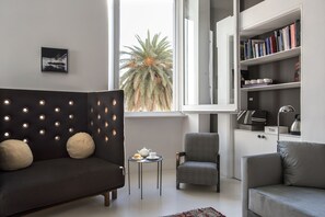 Smart TV, chimenea, libros y estéreo 