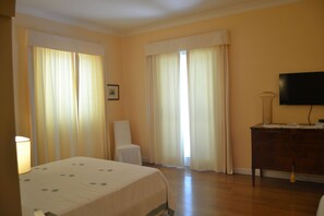 5 quartos, cofres nos quartos, ferros/tábuas de passar roupa, Wi-Fi