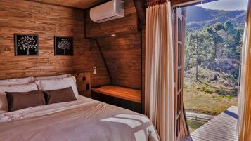 Suíte, 1 cama Queen, varanda coberta | Frigobar, espaço de trabalho para notebook, cortinas blackout