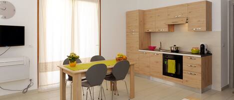 Réfrigérateur, four à micro-ondes, un four, surface de cuisson