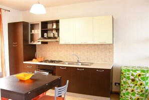 Kühlschrank, Ofen, Herdplatte, Wasserkocher mit Kaffee-/Teezubehör