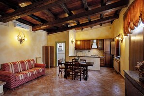 Una Smart TV, una chimenea, una mesa de tenis de mesa, una impresora