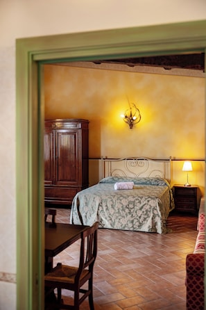 Bureau, lit parapluie, Wi-Fi, draps fournis