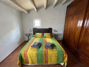 4 bedrooms, iron/ironing board, free WiFi, bed sheets