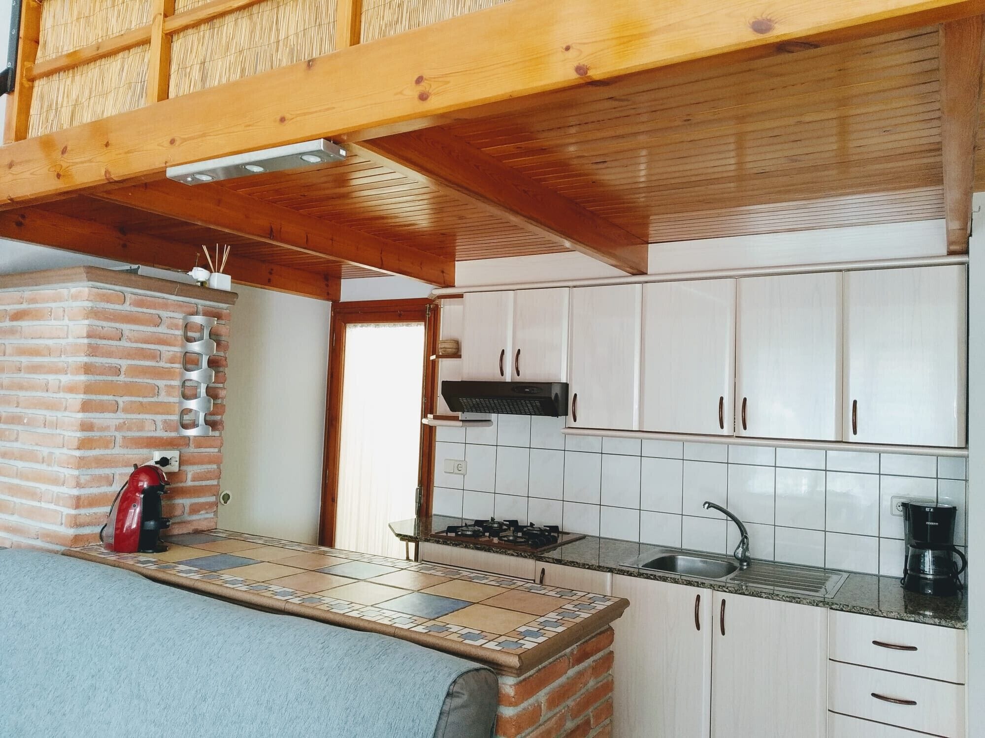 Frigorífico, microondas, horno y lavavajillas