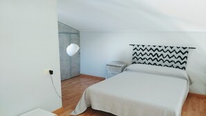 A bedroom with a bed, a bedside table, a lamp, and a small bench. - "Josef"@MARISOL: 490m to the beach, private pool, A/C, WiFi, dog beach. (Riumar)