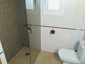 Douche, serviettes fournies