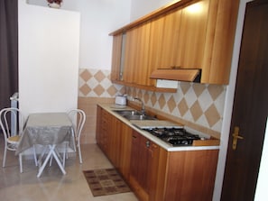 Kühlschrank, Ofen, Herdplatte, Wasserkocher mit Kaffee-/Teezubehör