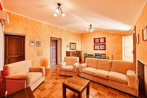 Téléviseur, table de baby-foot, table de ping-pong