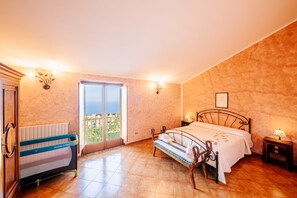 2 chambres, coffre-fort, fer et planche à repasser, lit de bébé portatif